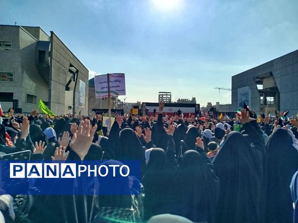 خروش ۱۳ آبان در مشهد؛ دانش‌آموزان، نماد ایستادگی