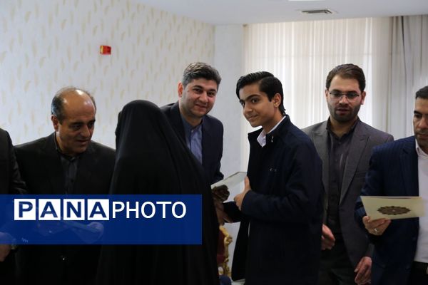 آیین تجلیل از برگزیدگان جشنواره قرآن عترت و نماز آذربایجان شرقی