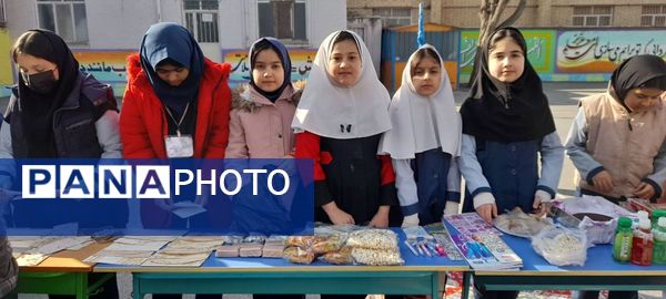 بازارچه دانش‌آموزی به‌مناسبت دهه فجر در مدرسه ربابه هاشمیان یزدی