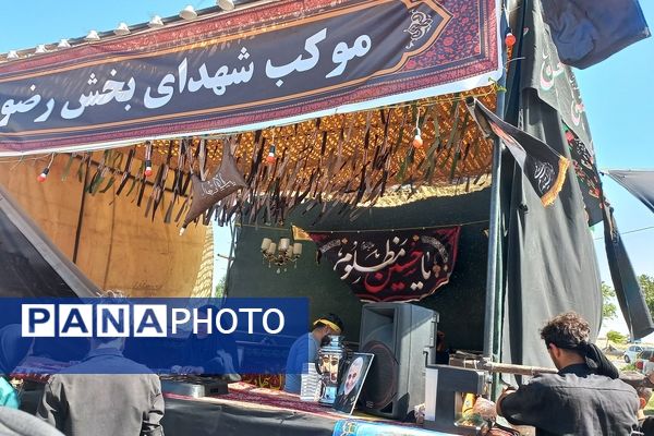 حضور زائران پیاده در جاده غدیر مشهد به نیشابور