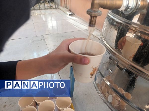 عطر فاطمی در فضای آموزش دبیرستان میرزا جعفر سروقد با برپایی ایستگاه صلواتی 