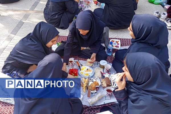 برگزاری نمایشگاه و مراسم صبحانه سلامت به مناسبت هفته تربیت بدنی در دبیرستان راضیه شکرایی ناحیه دو شهرری 