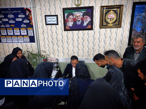 تحویل کارنامه هشدار دانش آموزان به اولیا دبیرستان میثاق