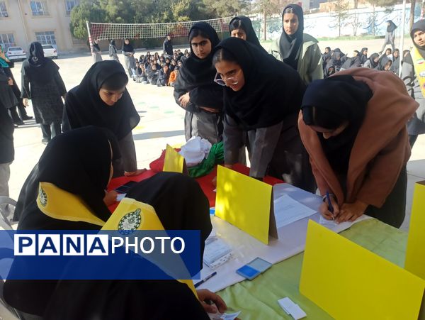 انتخابات شورای دانش آموزی در دبیرستان دخترانه امید 