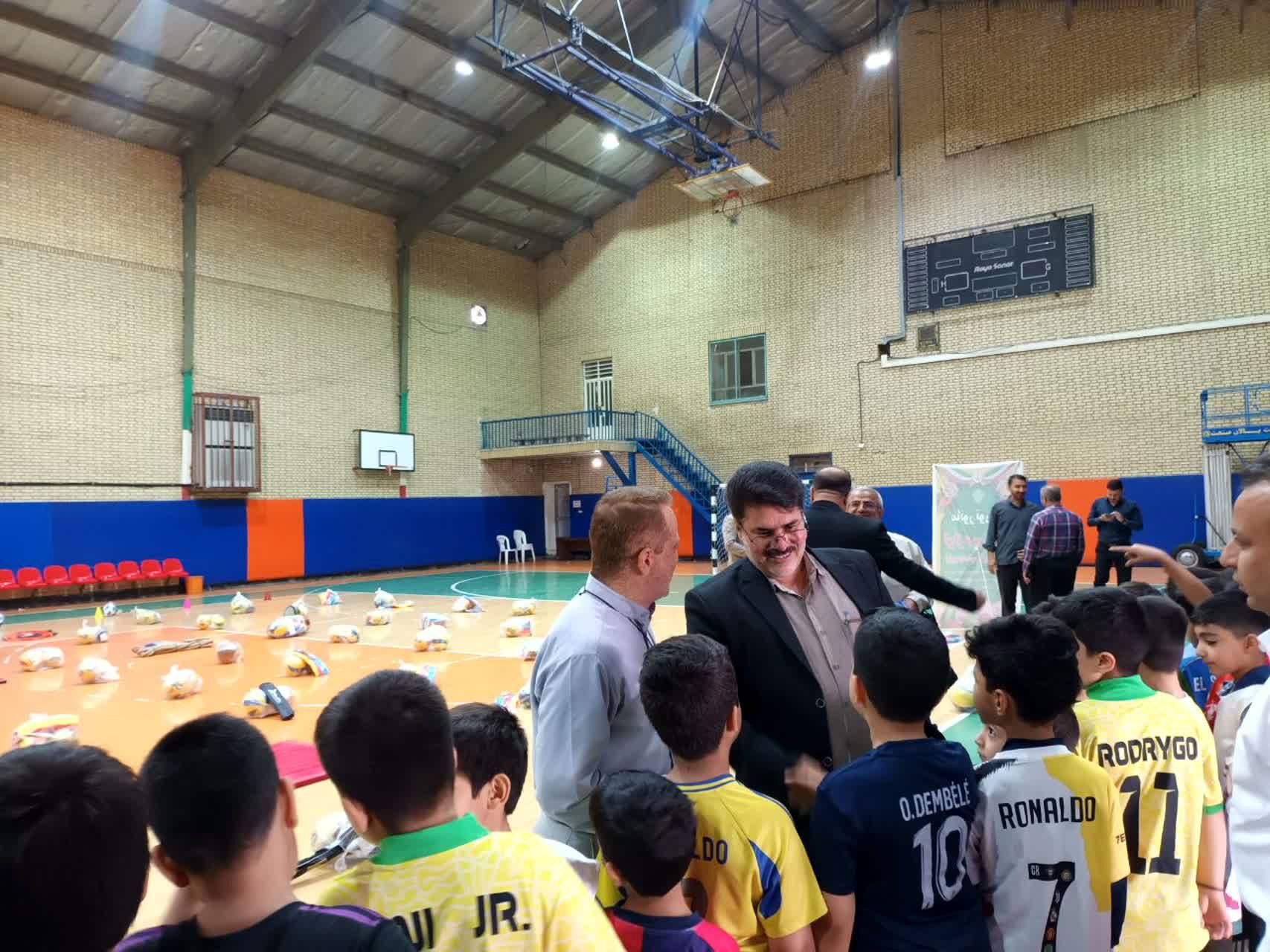 توزیع بیش از ۷۰۰ قلم لوازم ورزشی در مدارس شهرستان بهبهان