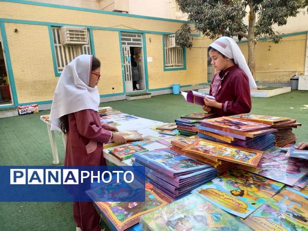 نمایشگاه کتاب در دبستان مریم بندرعباس