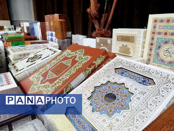 گشایش نمایشگاه کتاب در فرهنگسرای فاروج 