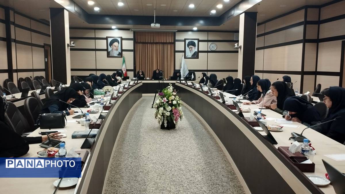 کارگروه دختران نواجوان و جوان مشهد با مشاور معاون رئیس جمهور در امور زنان وخانواده
