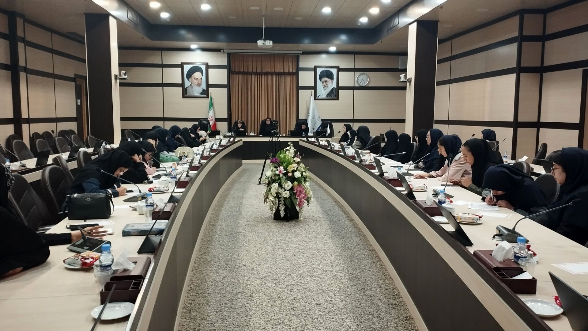 کارگروه دختران نواجوان و جوان مشهد با مشاور معاون رئیس جمهور در امور زنان وخانواده