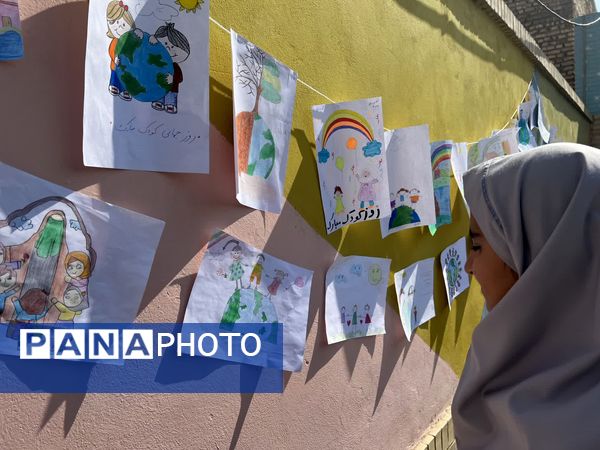 از «درخت آرزوها» تا «نمایشگاه هنری» در جشن روز کودک دبستان احمد کاظمی ۲