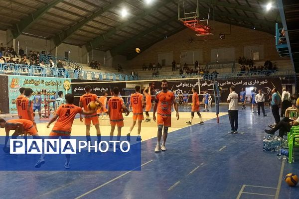 رقابت حساس لیگ دسته اول والیبال کشور در ورامین