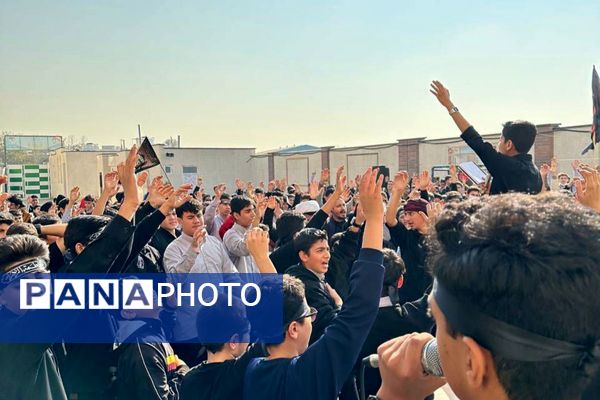  سوگواری نوجوانان برای مادر مهربانی‌ها