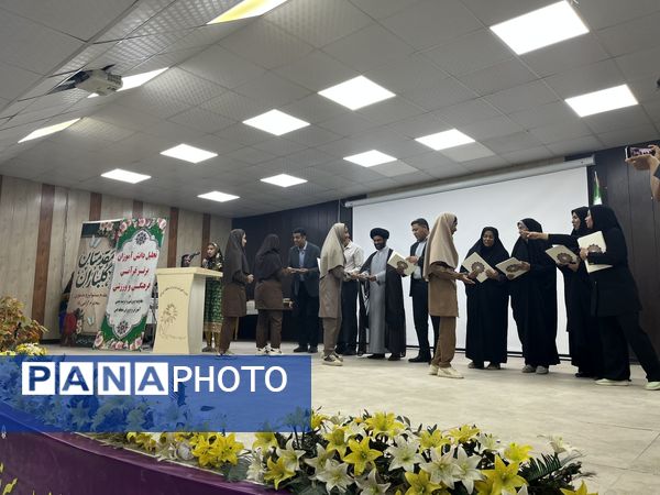 تجلیل از دانش‌آموزان ممتاز در جشنواره قرآنی، فرهنگی و ورزشی منطقه فین 