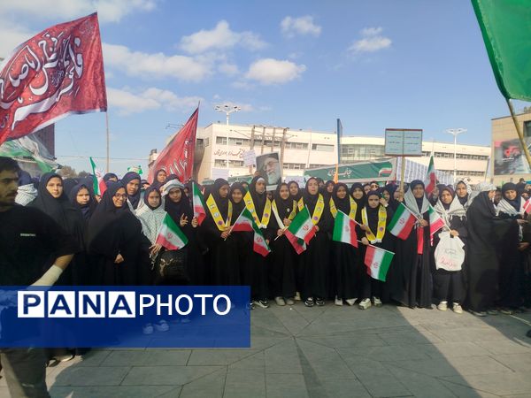حضور پرشور دانش‌آموزان دبیرستان مهدی خدابنده در راهپیمایی ۱۳ آبان