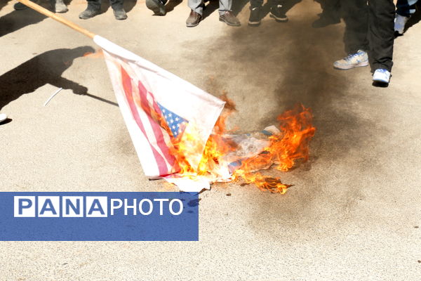 حضور پرشور دانش آموزان محلاتی در راهپیمایی 13 آبان 