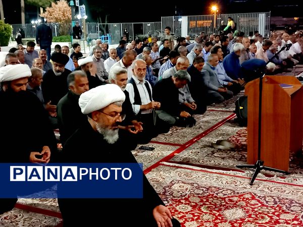 برپایی نماز جماعت در آرامگاه شهید مدرس 