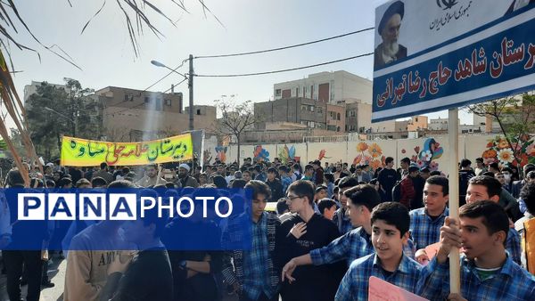 راهپیمایی پرشور دانش آموزان ساوجی در یوم الله ۱۳ آبان