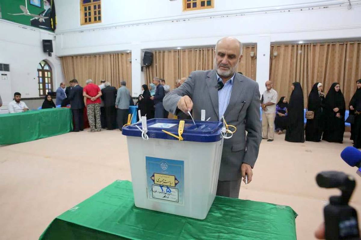 استاندار بوشهر رای خود را به صندوق انداخت
