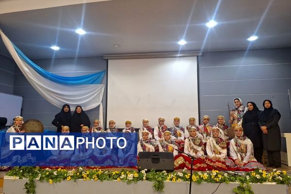 چهل و سومین جشنواره فرهنگی هنری فردا در دبستان آرمینه مصلی نژاد ناحیه۶ 