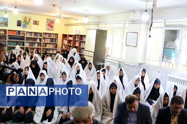 حضور معاون پرورشی و فرهنگی وزارت آموزش وپرورش در نماز جماعت آموزشگاه الزهرا شیراز