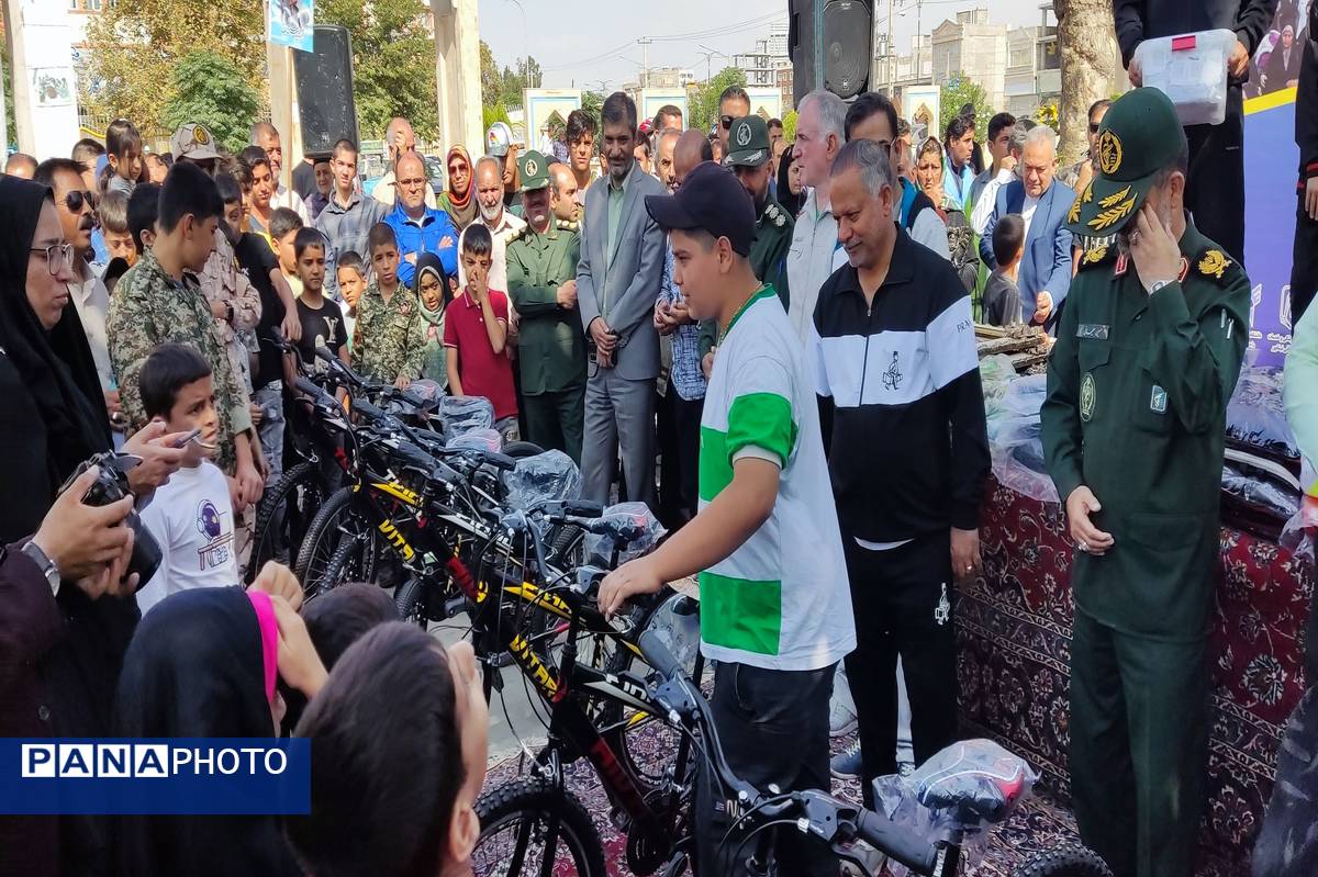 همایش پیاده‌روی خانوادگی به‌مناسبت هفته دفاع مقدس در نیشابور