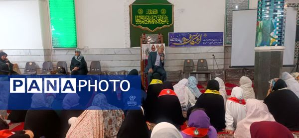 لحظاتی شاد از اعتکاف دانش‌آموزی با حضور نویسندگان و فرهیختگان یزد 