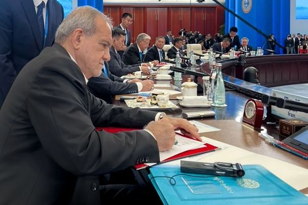 امضای اسناد اجلاس شانگهای توسط رئیس جمهور