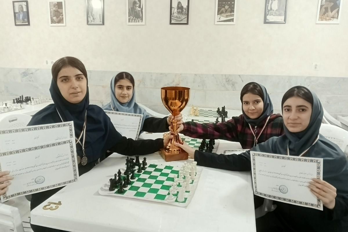 رقابت فکری دانش آموزان شهرستان قدس در مسابقات شطرنج دانش‌آموزی 