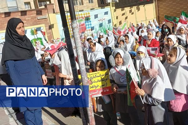 تجدید میثاق دانش‌آموزان منطقه پردیس با مقام معظم رهبری در یوم الله نهم دی‌ماه 