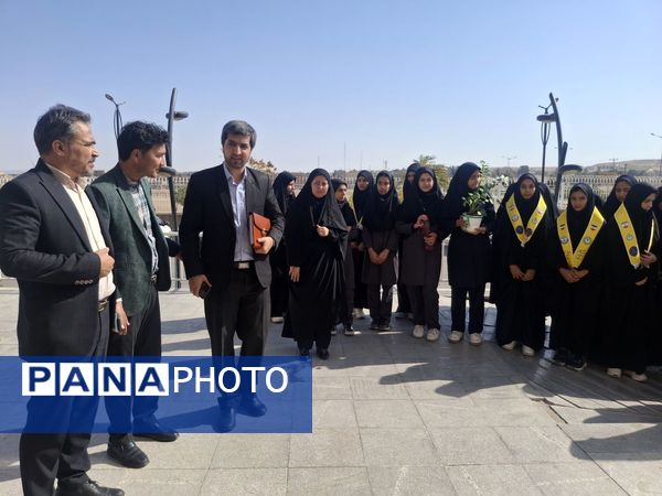 تبریک دانشآموزان پیشتاز صالح آباد به پرستاران
