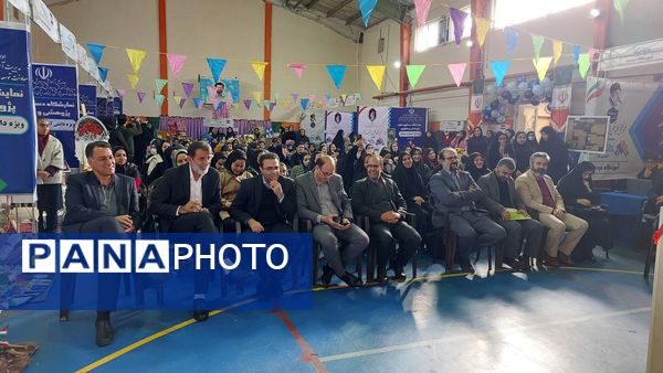 نمایشگاه هفته پژوهش در دبیرستان احمدی روشن شهرستان فردیس