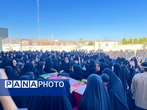 تشییع پیکر شهید گمنام بر دستان دانش‌آموزان هنرستان ابرار منوجان در ایام فاطمیه