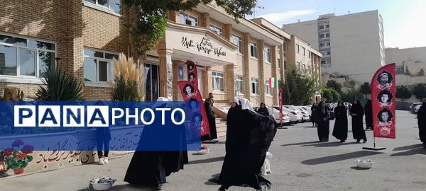 نمایش خیابانی دانش‌آموزان دختر استان البرز به مناسبت هفته دفاع مقدس 
