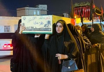 پیکر دو‌ شهید گمنام بر دوش مردم میناب تشیع شد