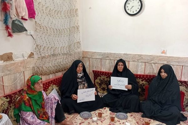 دیدار مسئولین پایگاه کوثر روستای نقاب با مادر شهید غلام زاده