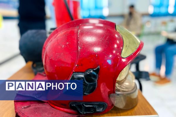  آماده‌سازی مانور زلزله با آموزش آتش‌نشان‌ها در مدرسه نمونه‌دولتی شهید مطهری رباط‌کریم