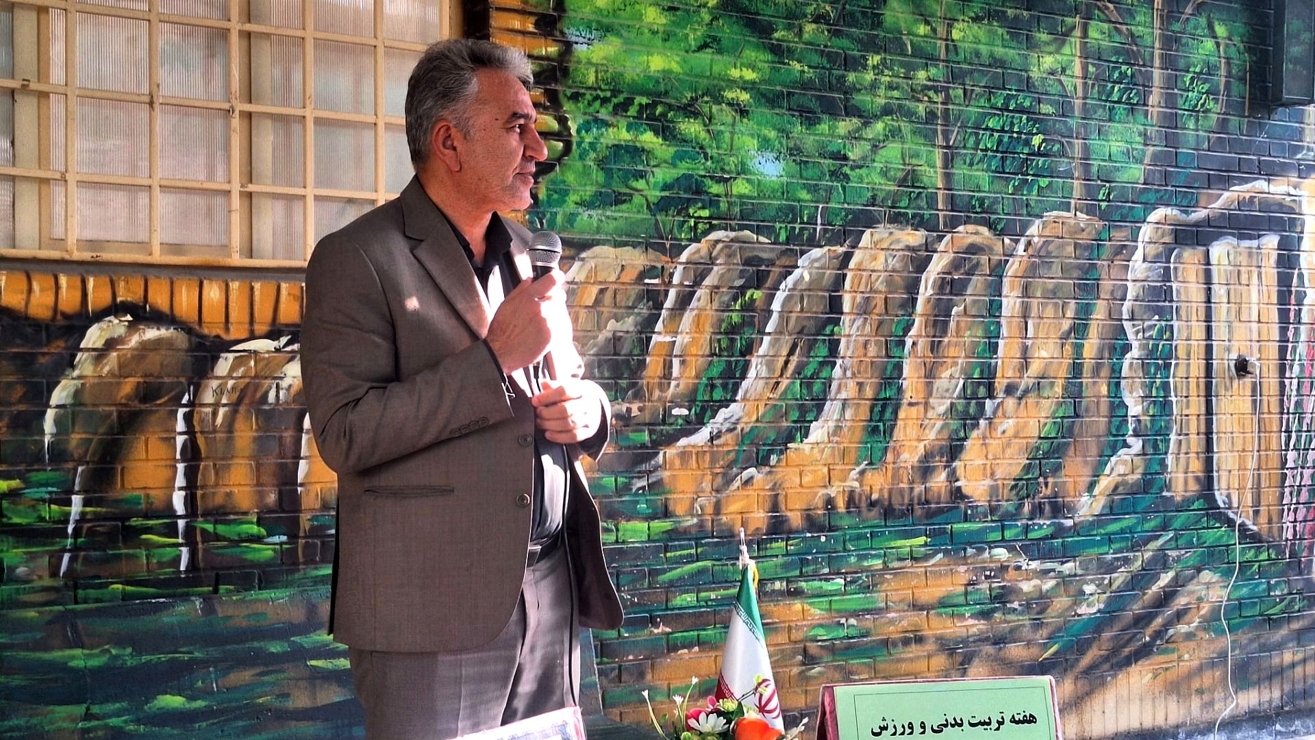 صبحگاه دبیرستان فیاض 