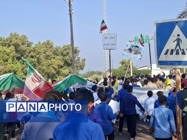 راهپیمایی بزرگ ۱۳ آبان در بوموسی با حضور پرشور دانش‌آموزان