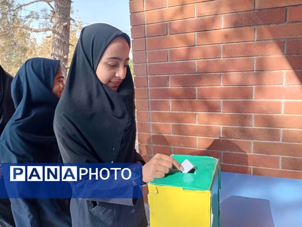 ساخت و راه‌اندازی بازی جعبه آرامش در مدرسه مادرمهربان خلیل آباد