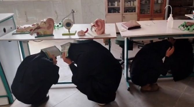 پناه‌گیری دانش‌آموزان دبیرستان مریم قم در مانور زلزله و ایمنی