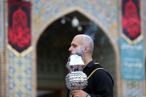 آیین اهتزاز پرچم عزای سیدالشهدا(ع) بر فراز گنبد حرم حضرت معصومه(س)