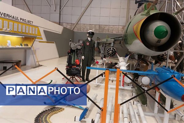 بازدید فرهنگیان بسیجی و دانش‌آموزان ملارد از نمایشگاه هوا و فضا