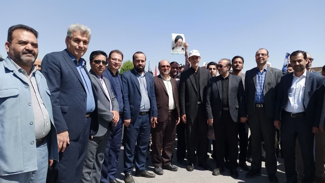 حضورپرشور فرهنگیان و مسئولین ناحیه ۵ و مسئولین اداره کل  آموزش و پرورش اصفهان در راهپیمایی روز قدس