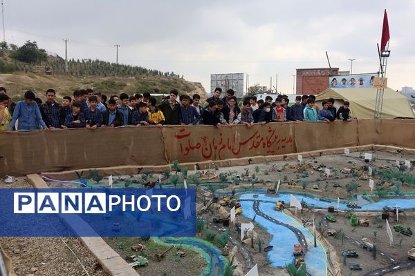 بازدید دانش آموزان و دانشجو معلمان اردبیلی از نمایشگاه هفته دفاع مقدس 