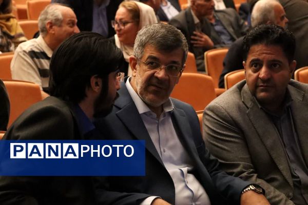 سند هویتی استاد ایرج افشار در یزد رونمایی شد