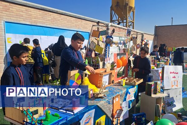  برپایی نمایشگاه  آثار دانش‌آموزان در مدرسه غیاث‌الدین جمشید کاشانی ملارد 
