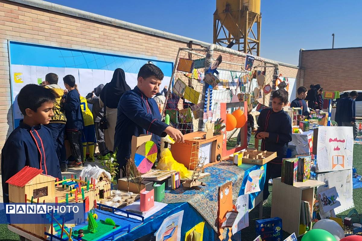  برپایی نمایشگاه  آثار دانش‌آموزان در مدرسه غیاث‌الدین جمشید کاشانی ملارد 