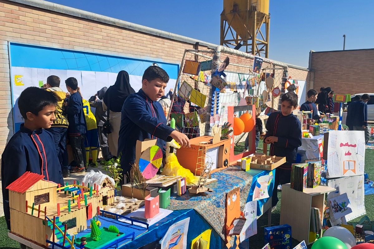  برپایی نمایشگاه  آثار دانش‌آموزان در مدرسه غیاث‌الدین جمشید کاشانی ملارد 