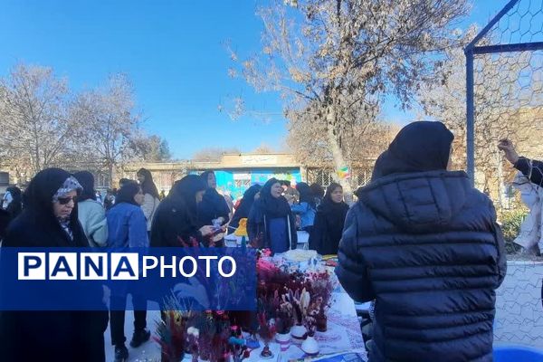 برپایی بازارچه هنرهای دستی در هنرستان ثمین