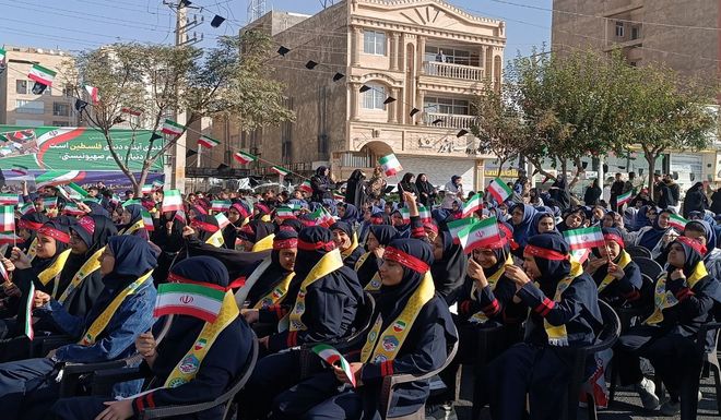 دانش‌آموزان ملارد با حضور در راهپیمایی ۱۳ آبان، عهدشان را با آرمان‌های انقلاب محکم‌تر کردند